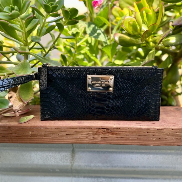 Michael Kors Handbags - Michael Kors Leather Clutch Wristlet